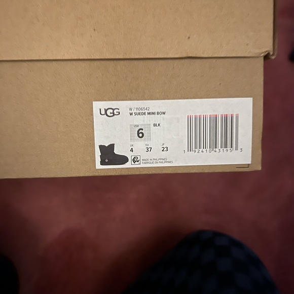 BRAND NEW IN BOX NEVER WORN UGG MINI BOW SIZE 6 - Picture 5 of 6